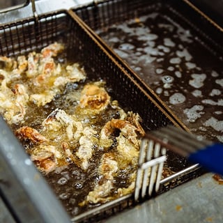 Thai-Catering-Soft-shell-crab-with-yellow-curry-prep-frying.jpg