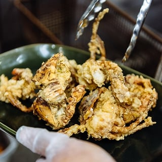 Thai-Catering-Soft-shell-crab-with-yellow-curry-prep-frying02.jpg